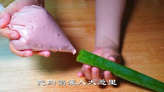 把猪肉灌入大葱里，出锅就成一道快失传的美食，这做法第一次见 [upl. by Dolley]