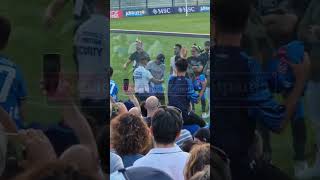 Calcio Napoli Conte che firma le maglie lanciate dai tifosi a fine allenamento a Castel di Sangro [upl. by Aerised]