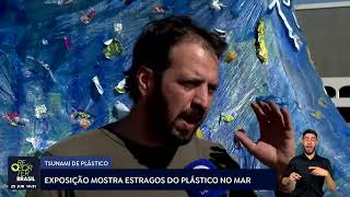 Exposição mostra estragos do plástico no mar [upl. by Jacobsen836]