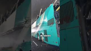 Bus de dos pisos queda atrapado viaducto en mexico trucks trailers camioneros camiones camion [upl. by Hayouqes]