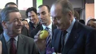 Un Jacques Chirac très entouré visite le salon de lagriculture [upl. by Rubbico729]