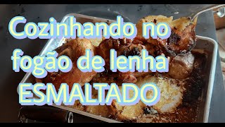 Cozinhando no fogão à lenha esmaltado joelho de porco assado [upl. by Nyrem272]