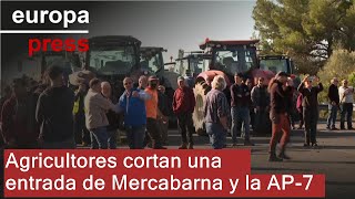 Agricultores cortan parte de la AP7 [upl. by Obara911]