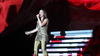 Laura Pausini  UnEmergenza Damore Live  Lyon Halle Tony Garnier 02052012 [upl. by Odille774]