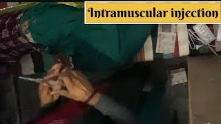 Intramuscular injection dena सीखे ।। How to give intramuscular injection 💉 in gluteal muscle ।। [upl. by Manara760]