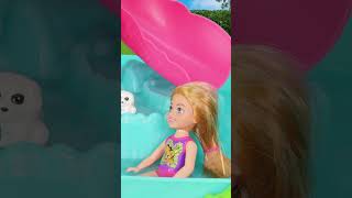 BARBIE 💦 Chelsea y sus Amigos se divierten en la Piscina de la Casa del árbol 🌲 CAT JUGUETES 😻 [upl. by Gwenore]