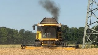 New Holland CX 8050 combine  Engine Damage  Mähdrescher mit Motorschaden [upl. by Ahterod]