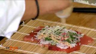 Sushi maken met verse tonijn en rijst [upl. by Caresa511]