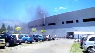 Pontecagnano  Incendio allesterno del Maximall [upl. by Ecnesse]