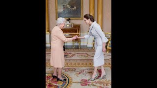 Dear Meghan Markle See the greatest American women curtsy for the royals without making any fuss [upl. by Sonitnatsnoc]