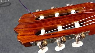 Changer les cordes d une Guitare Classique par Studio T [upl. by Naesyar77]