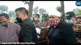 Dian Sastrowardoyo Cantik Berkerudung Putih Saat Hadiri Proses Pengebumian Adiguna Sutowo [upl. by Levi]