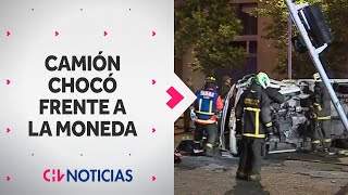 GRAVE ACCIDENTE frente a La Moneda terminó con camión volcado Impactó con semáforo [upl. by Lowenstein634]