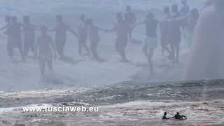 Montalto di Castro  Bagnini si tuffano in mare per un salvataggio ma non riescono a tornare in riva [upl. by Delastre]