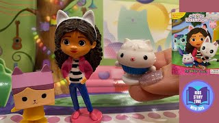 GABBYS DOLLHOUSE TOYS PANDY PAWS CAKEY CAT PRETEND PLAY MY BUSY BOOK READ ALOUD [upl. by Nevsa]