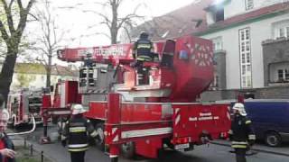 Berliner Feuerwehr Feuer Menschenrettung  Zehlendorf Charlottenburger Str  12042009 [upl. by Arabelle892]