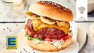 Cheeseburger Rezept  Burger vom Grill mit Cheddar amp gebackenen Zwiebelringen  EDEKA [upl. by Leuname]