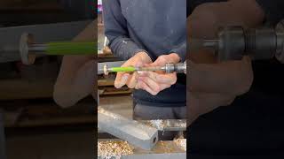 Stylo en acajou et en corian vert artisan wood chill woodworking tips tools pencil [upl. by Cassie]