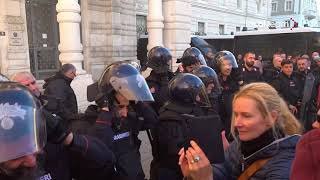 No Green Pass sotto la Prefettura di Trieste carabinieri si tolgono il casco [upl. by Calle]