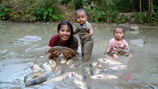 How to catch giant fish ponds with your children  bring them to the market to sell [upl. by Halsy]