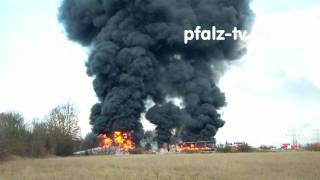 Inferno auf der Autobahn A 61  ein Tanklastwagen explodiert dabei verbrennen zwei weitere LKW [upl. by Renner]