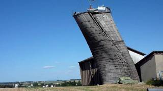 Démolition dun silo de maïs en bois à Châtillon [upl. by Eleaffar]