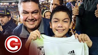 Nahuel regala playera a pequeño aficionado [upl. by Intosh]