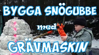 Bygga snögubbe med GRÄVMASKIN [upl. by Kcirderfla]