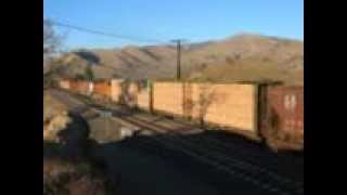 Tehachapi Loop BNSF heavy manifest Part 2 Mid train helper [upl. by Daub320]