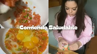 Comiendo saludable huevo con tomate y una ensalada de almuerzo parati cocina receta [upl. by Aikemot]