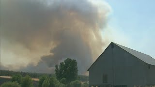 Dufur residents fight to save homes as fire grows [upl. by Macnamara]