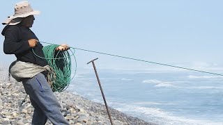 Observa cómo este Pescador Domina las olas para lograr una Gran Pesca [upl. by Yaj]