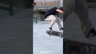 Cellarius puxando halfcab flíp skateboarding skate skateboard [upl. by Annazus]