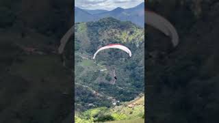 Un parapente en Cali [upl. by Welbie572]