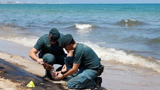 Spanien Ölpest vor Valencia Behörden sperren Urlaubsstrände [upl. by Salomi]