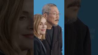 Isabelle Huppert e Hong Sangsoo  A Travelers Needs Yeohaengjaui Pilyo  Berlinale Film Festival [upl. by Seftton]