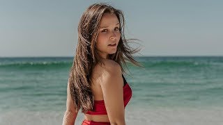 Larissa Manoela completa 18 anos e sensualiza de biquíni na praia [upl. by Imogene]