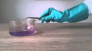 Chemie Experiment 22  Natrium und Wasser 2 mit Phenolphtalein [upl. by Ardnuas]