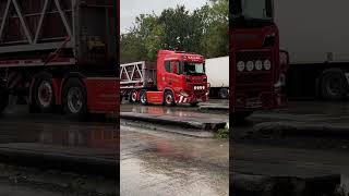 Gallen Crane Hire Scania V8 splashing through a very wet Lymm this week cranehire heavycrane [upl. by Seys667]