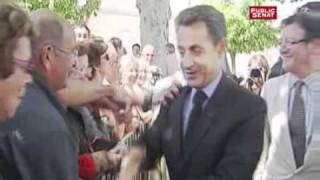 Sarkozy  bousculé par un jeune homme de 32 ans [upl. by Nahtad]