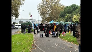 jeudi 31 Octobre Evacuation policière piquet travailleurs sanspapiers Chronopost Alfortville [upl. by Graves]