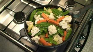 recette végétarienne  tofu et légumes sautés au curry et au lait de coco [upl. by Hoeve796]