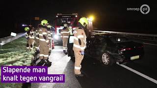 Man sukkelt in slaap op A12 en botst tegen vangrail [upl. by Martreb]