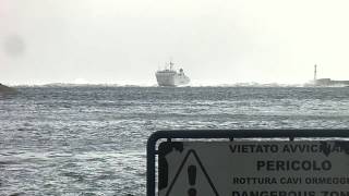 Larrivo della nave Caremar Driade nel porto di Napoli il 29 nov 2012 [upl. by Gilder]