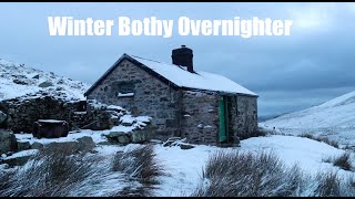 Overnighter in Dulyn Bothy Mountain Refuge Shelter North Wales in Winter Hiking in the Snow [upl. by Attelra]