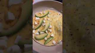 Peynirli ve Avokadolu omlet omlette with avocado and cheese املت پنیر و اوکادو [upl. by Nel]