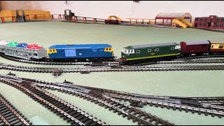 Triang Hornby R758 Hymek Class 35 Scale And Low Speed Running On The Triang Super 4 Mainlines [upl. by Htebsle780]