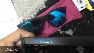 Different between original Oakley Frogskins and Copy Original Frogskins [upl. by Carena]