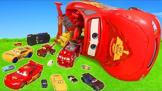 Disney Cars 3 40 Lightning McQueen vs 300 Lightning McQueen Remote Control Toy Cars [upl. by Latsyrhk]