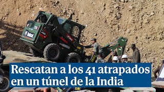 Los rescatistas logran liberar a los 41 trabajadores atrapados en un túnel en la India [upl. by Ahsirat]